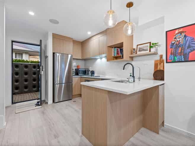 5/1a Royal View Road, Te Atatu South