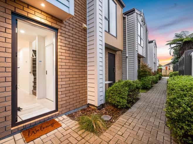 5/1a Royal View Road, Te Atatu South