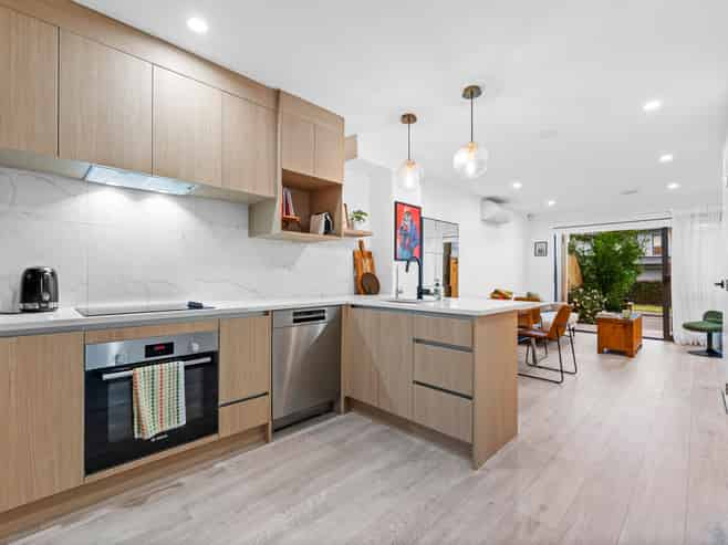 5/1a Royal View Road, Te Atatu South