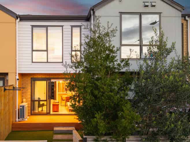 5/1a Royal View Road, Te Atatu South