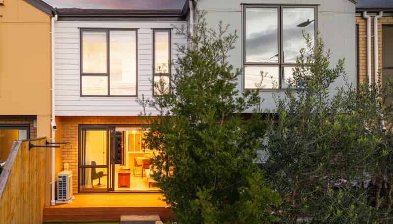 5/1a Royal View Road, Te Atatu South