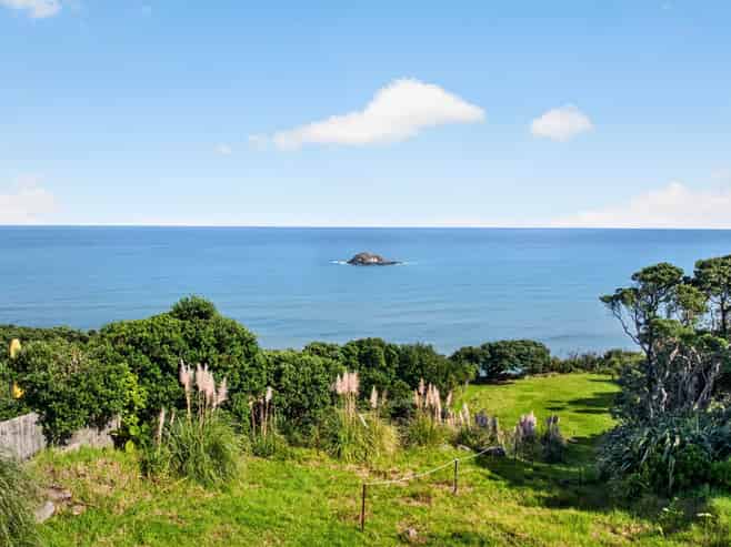 9 Ngatira Road, Muriwai