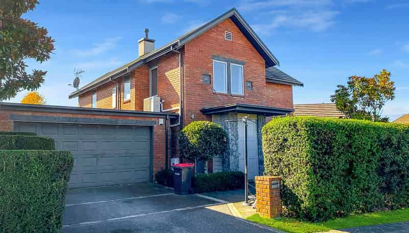 25 Henley Green, Northwood