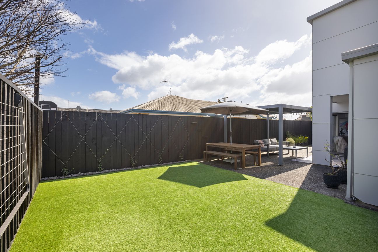 Architectural Ease, Rare Triple Garaging – pohled 2