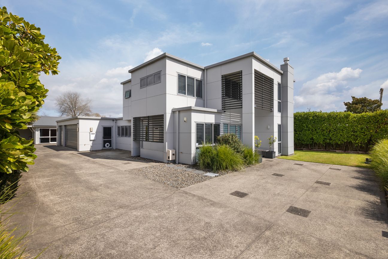 Architectural Ease, Rare Triple Garaging – pohled 4