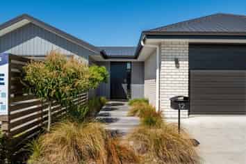 12 Mustang Alley, Burleigh