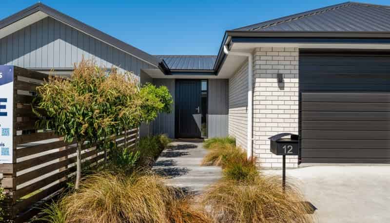 12 Mustang Alley, Burleigh