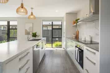 12 Mustang Alley, Burleigh