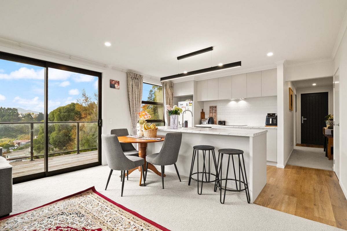 Low Maintenance, Modern Living with Sun & Views - Mehr