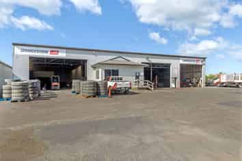 Functional workshop and yard