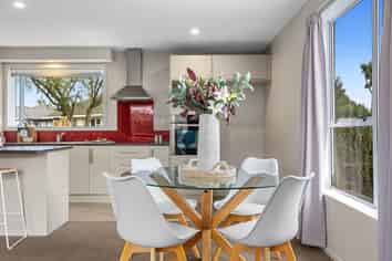 2/64 Mackworth Street, Woolston
