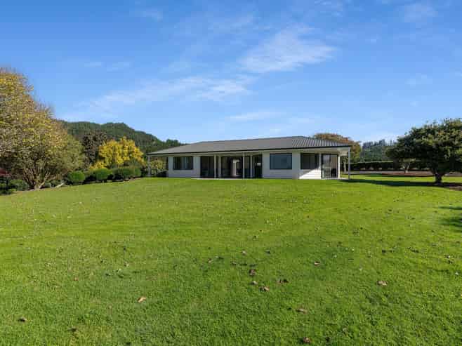 24 Julian Road, Onemana
