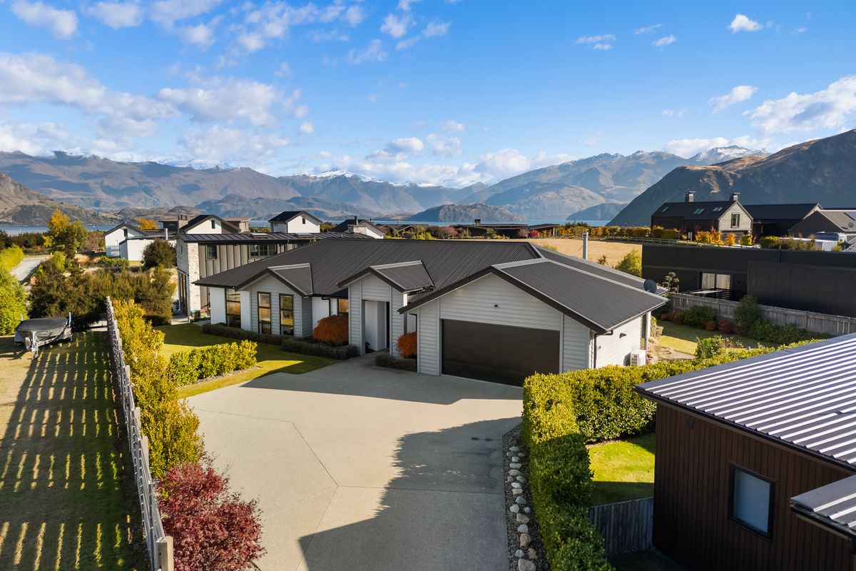 Spacious Living, Great Parking, Mountain Views, Wanaka