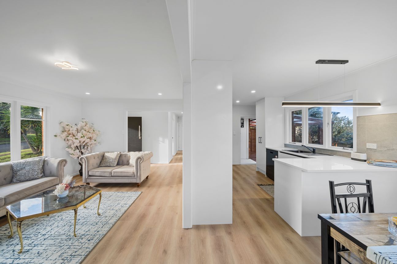 Brick & Tile Beauty + Detached Garage & Loft! - Mehr