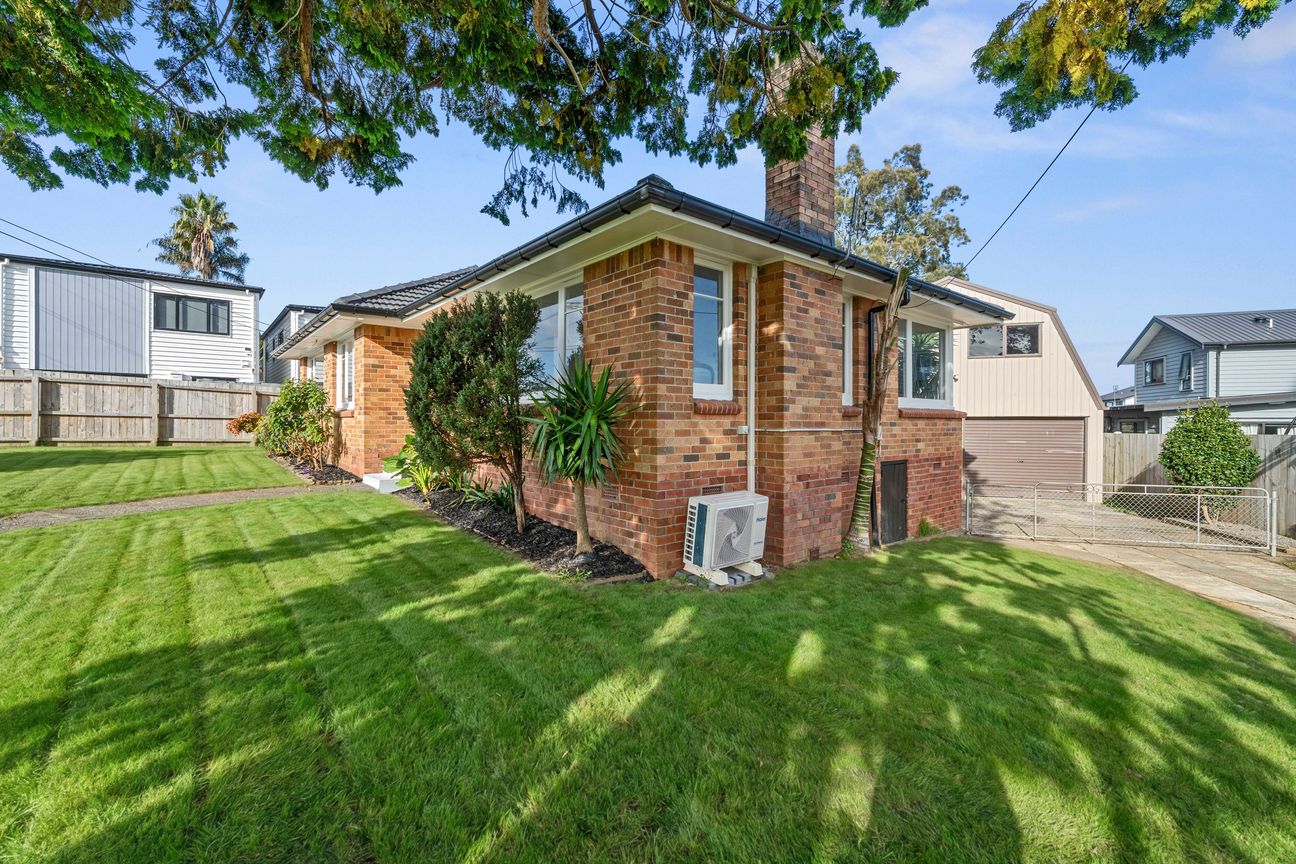 Brick & Tile Beauty + Detached Garage & Loft! - Ansicht 2