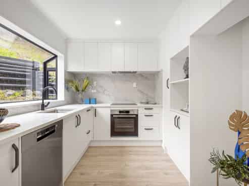2 Stitchbird Close, Murrays Bay