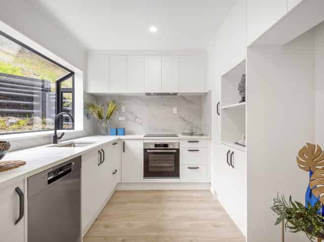2 Stitchbird Close, Murrays Bay