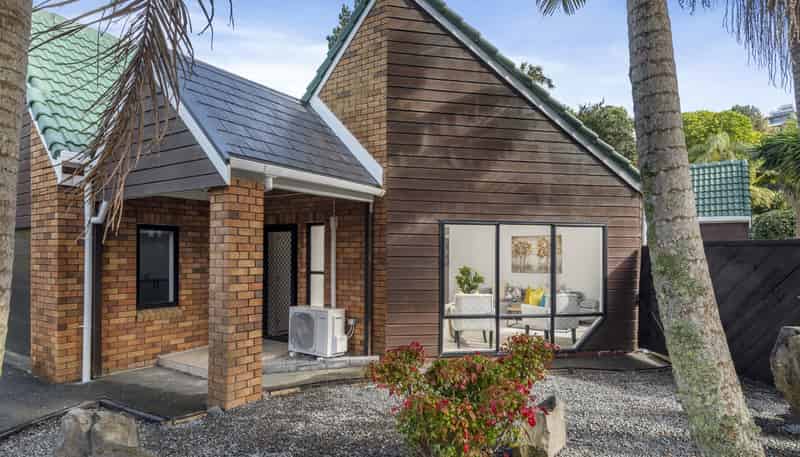 2 Stitchbird Close, Murrays Bay
