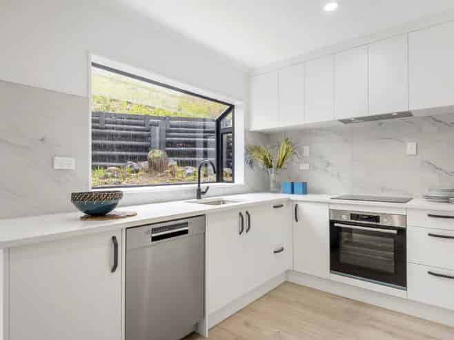 2 Stitchbird Close, Murrays Bay