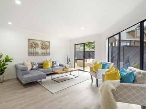 2 Stitchbird Close, Murrays Bay