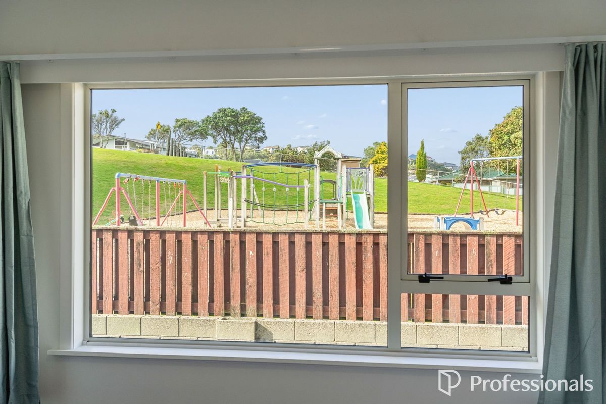 PLAYGROUND OVER THE FENCE... SERIOUSLY! - Radharc 3