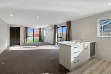 4 Campbell Dr, Lincoln