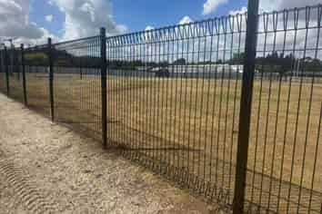 HIGH-EXPOSURE YARD NEAR PARK AND RIDE
