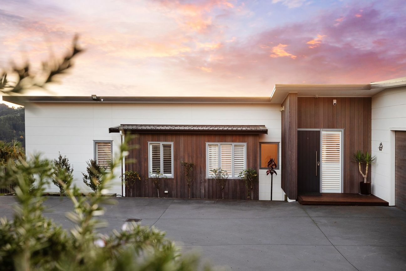 Executive family home with excellent garaging - Widok 3