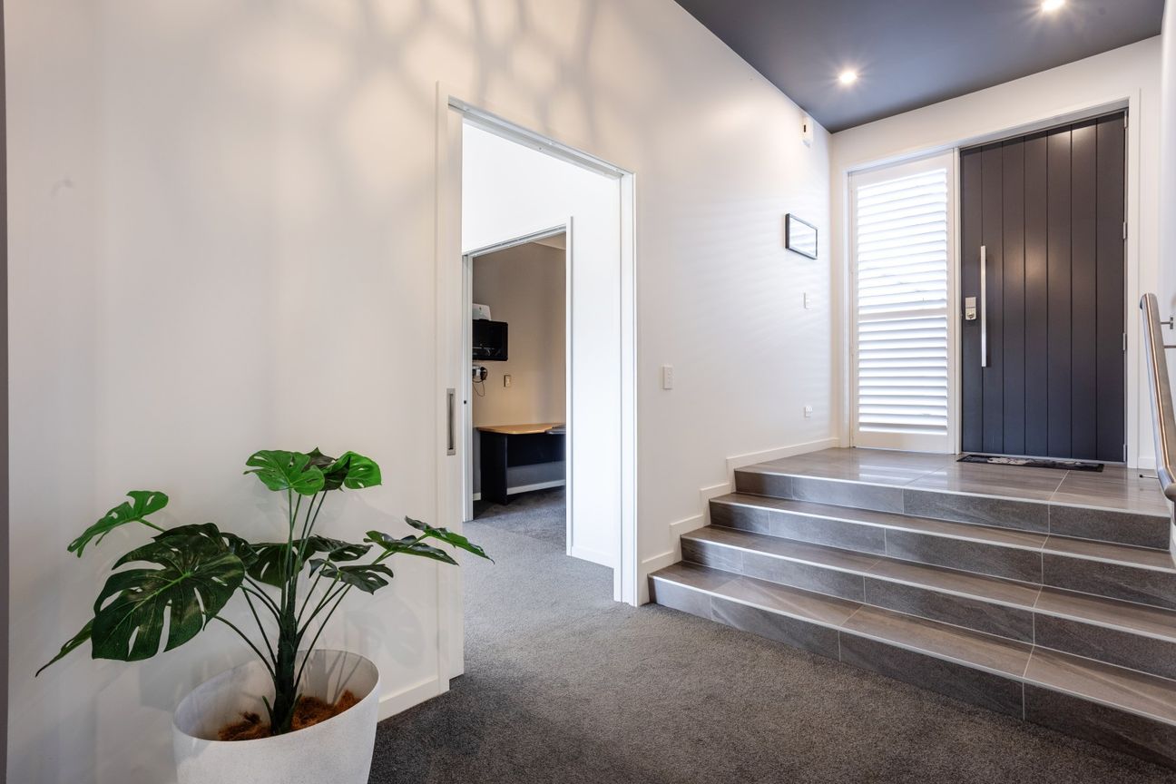 Executive family home with excellent garaging - Widok 4