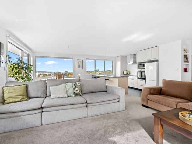 4 High Oaks Way, AVENUES