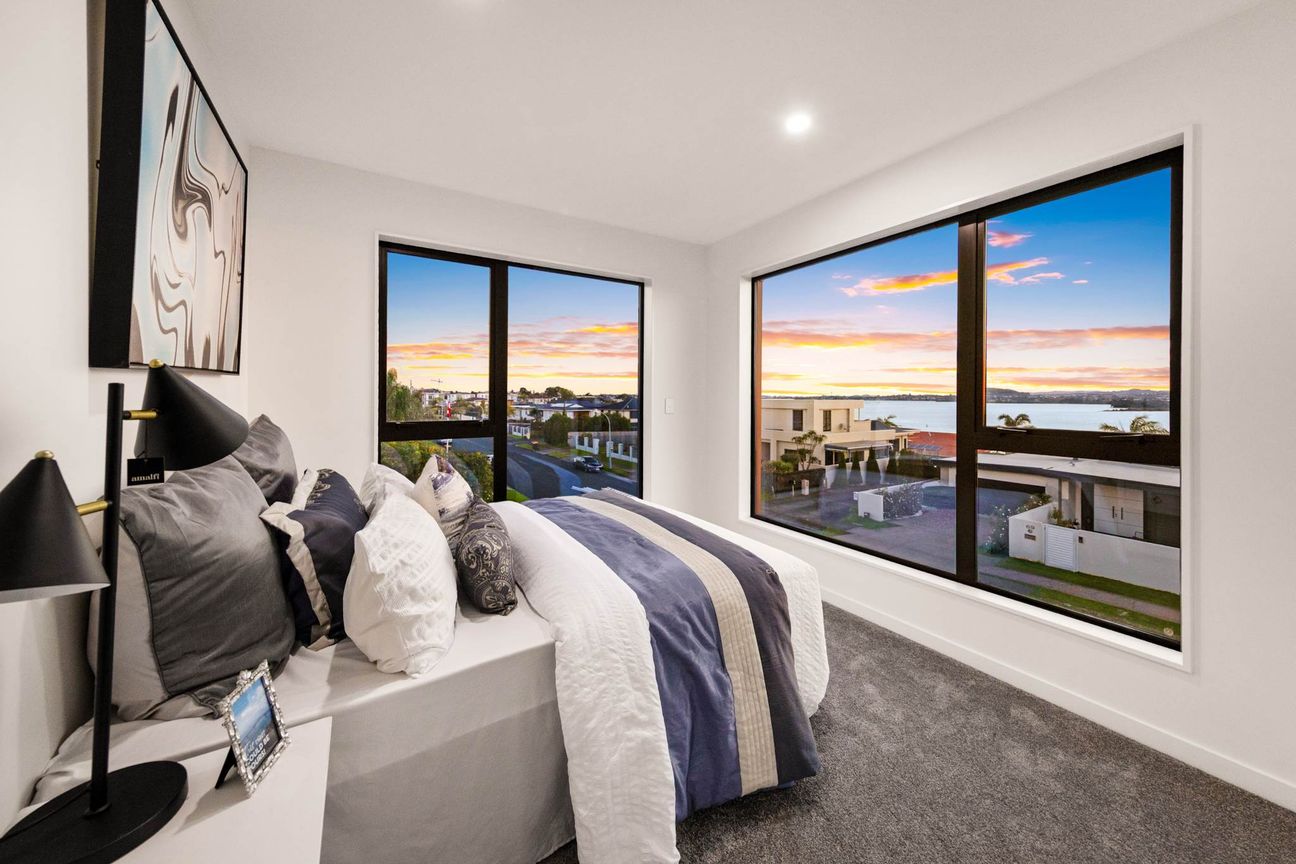 Macleans Brand New 5-Bedroom Seaview Home - Altro