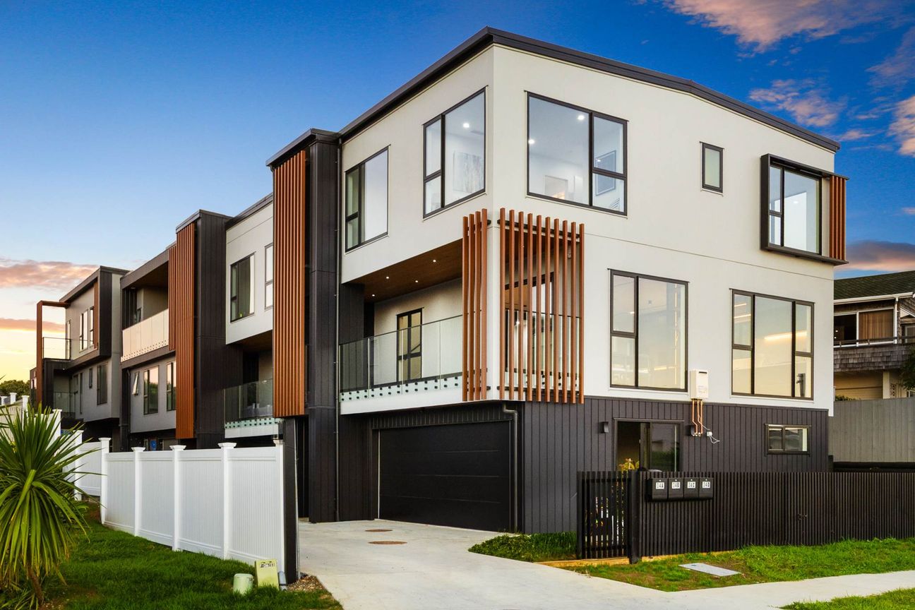 Macleans Brand New 5-Bedroom Seaview Home - Vista 3