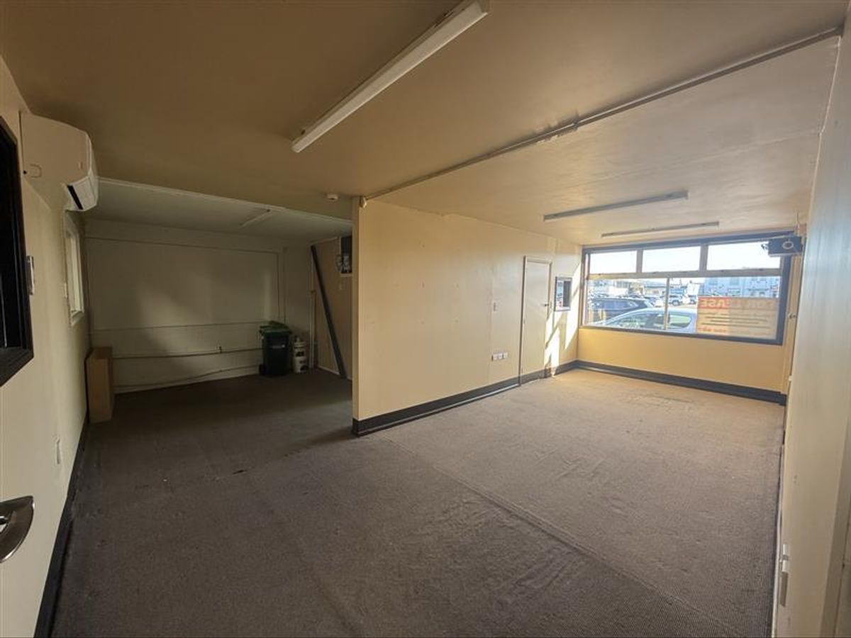 Sought After Sydenham Industrial with Mezzanine - Mehr