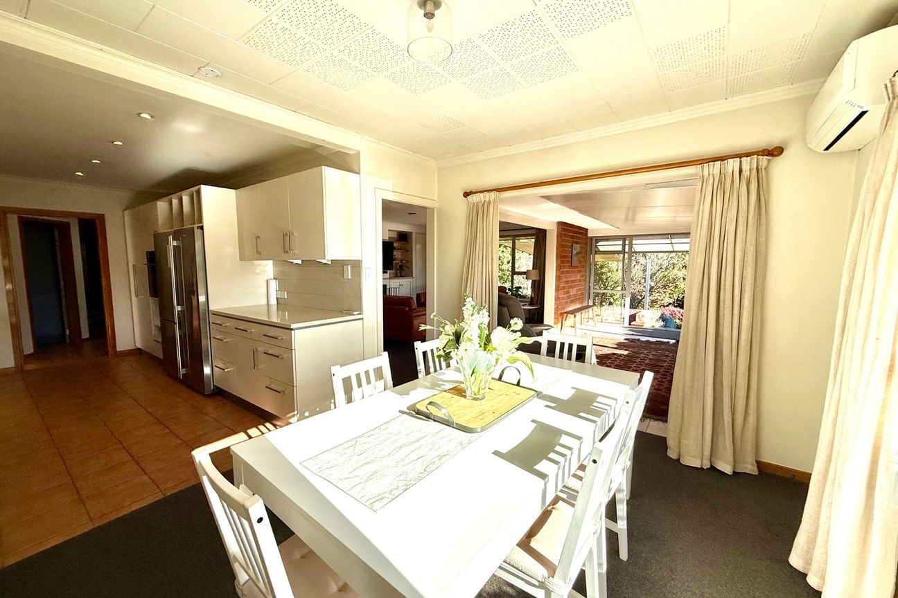 FULLY FURNISHED SPACIOUS FAMILY HOME ON STUNNING GARDEN SETTING! - Widok 5
