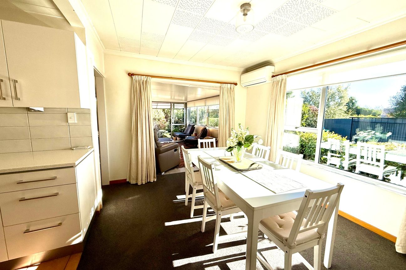 FULLY FURNISHED SPACIOUS FAMILY HOME ON STUNNING GARDEN SETTING! - Widok 6