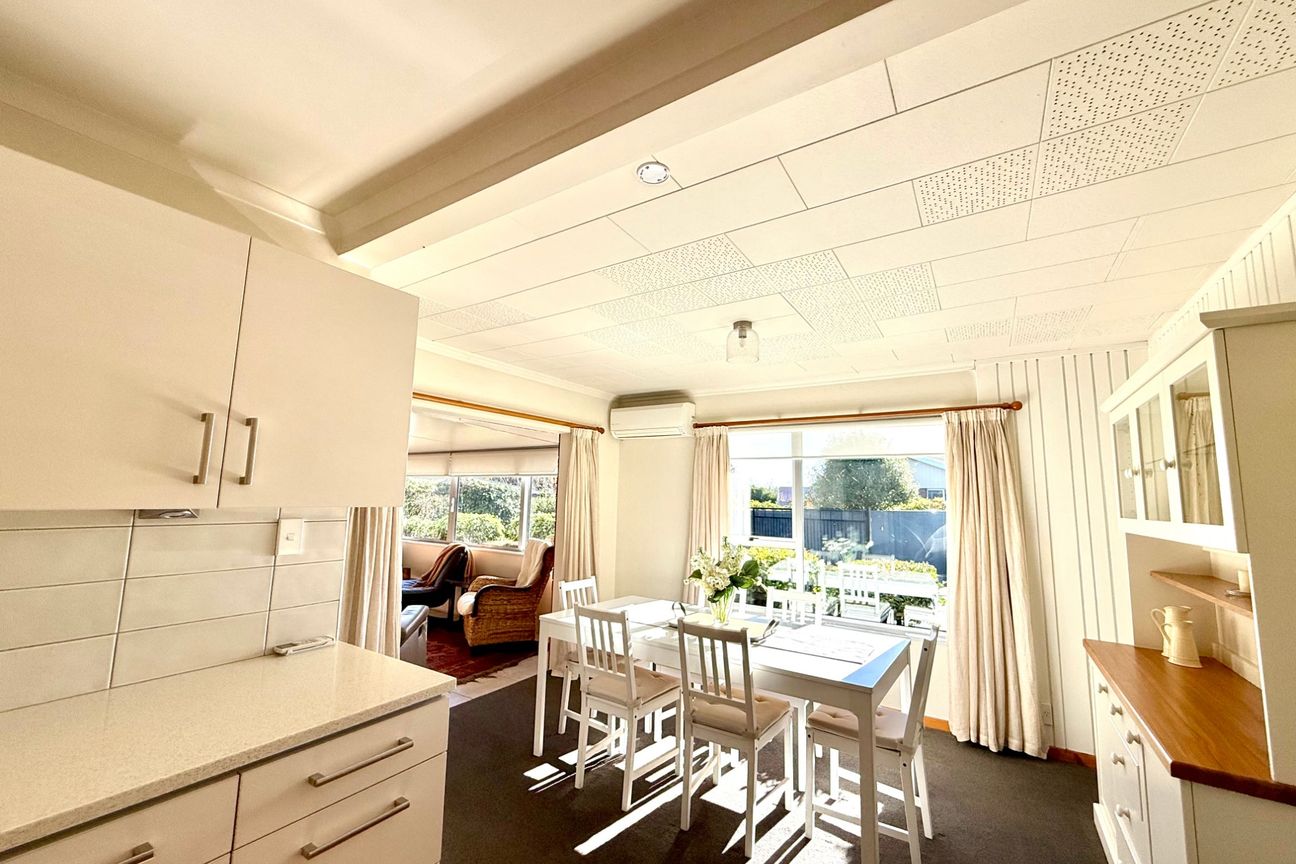 FULLY FURNISHED SPACIOUS FAMILY HOME ON STUNNING GARDEN SETTING! - Więcej