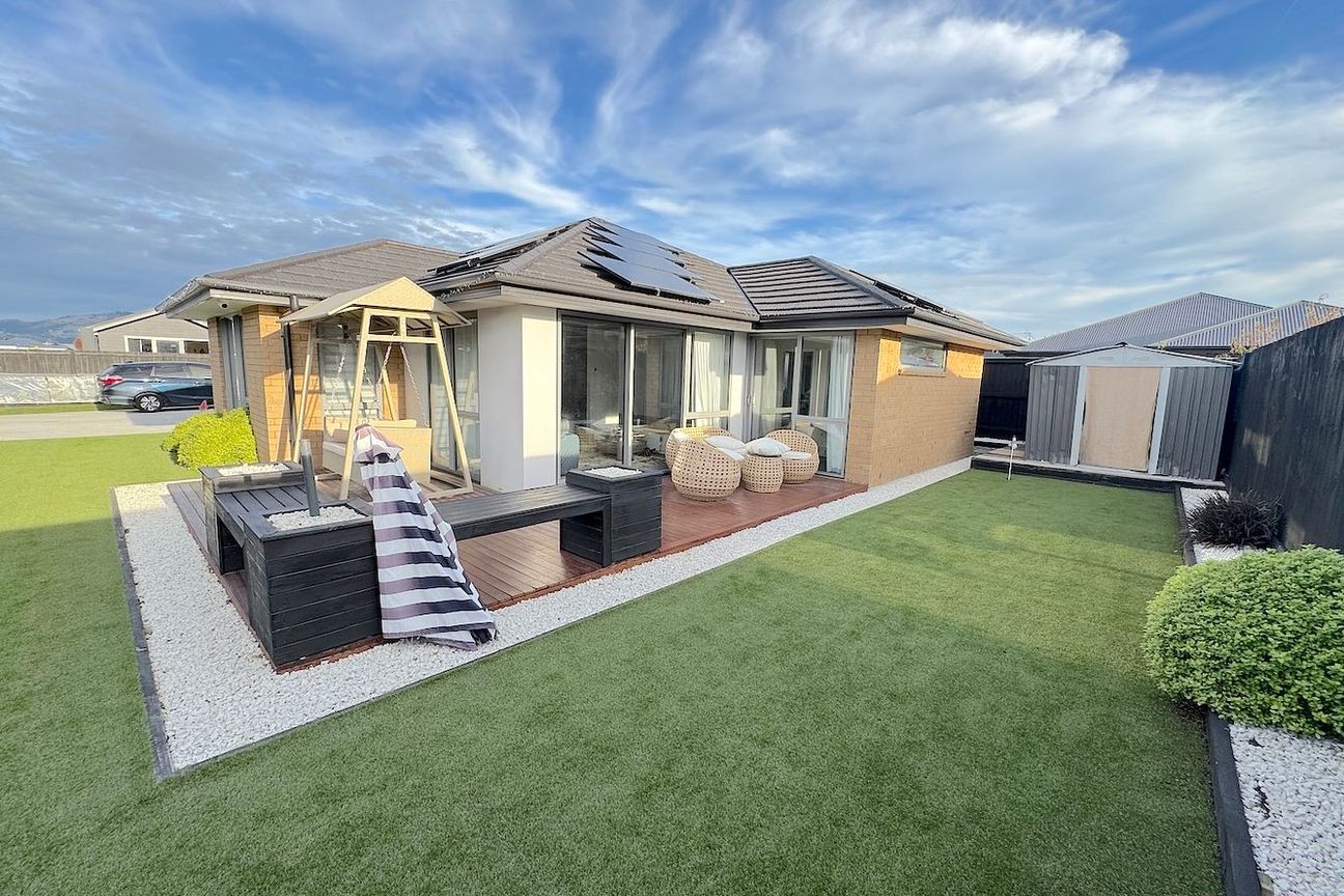 A modern home with solar energy system - Bild 3
