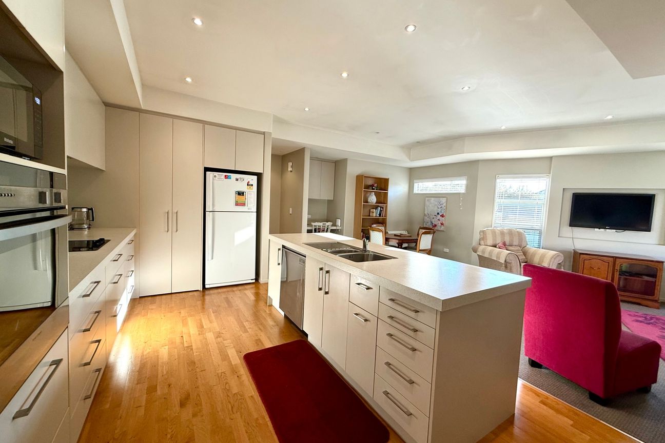 FULLY FURNISHED BEAUTIFULLY PRESENTED HOME IN PRIME SUBDIVISION! - Więcej