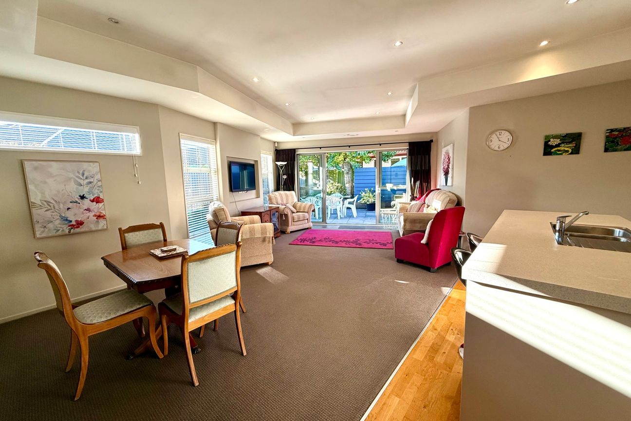 FULLY FURNISHED BEAUTIFULLY PRESENTED HOME IN PRIME SUBDIVISION! - Widok 6