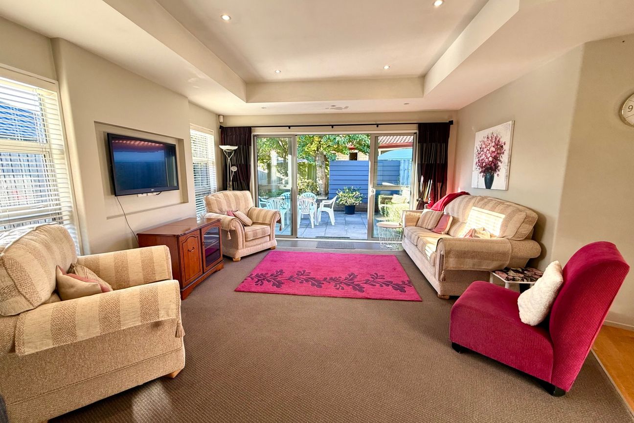 FULLY FURNISHED BEAUTIFULLY PRESENTED HOME IN PRIME SUBDIVISION! - Widok 2