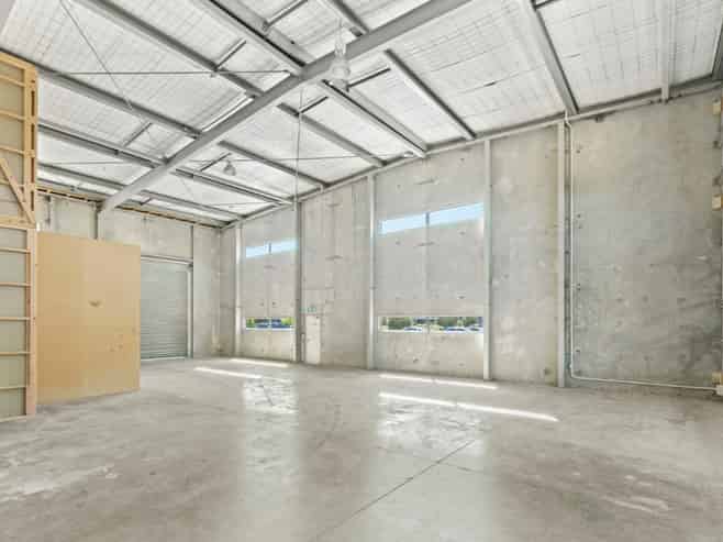 Stunning office/warehouse – Vacant possession