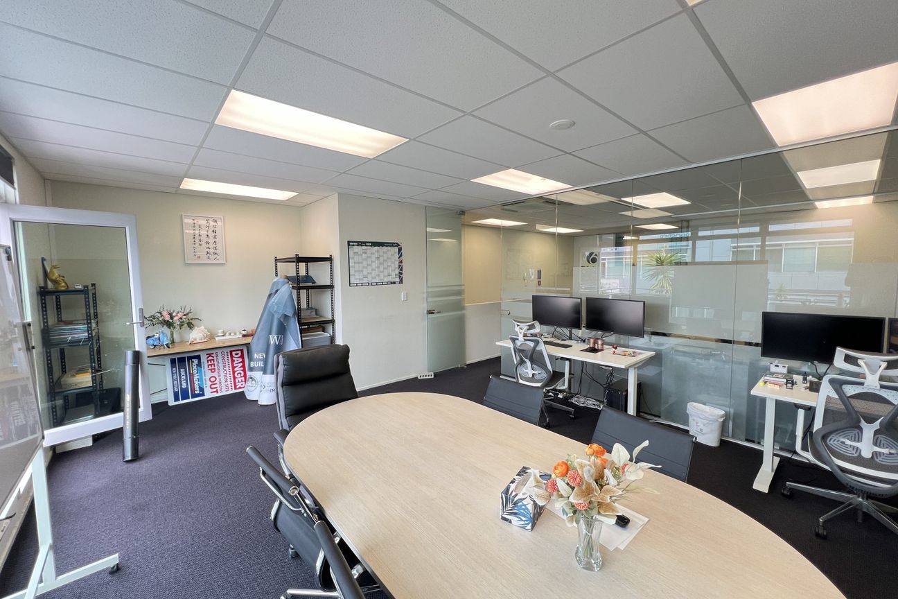 Well-Presented Office with Balcony - Pogled 5