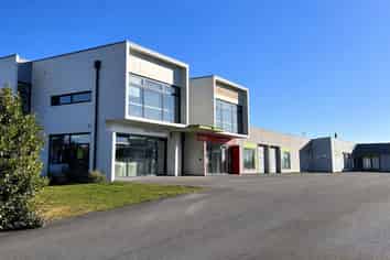 96m2 Office/Warehouse available for lease