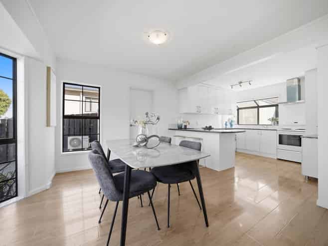 2/189 Onewa Road, Birkenhead