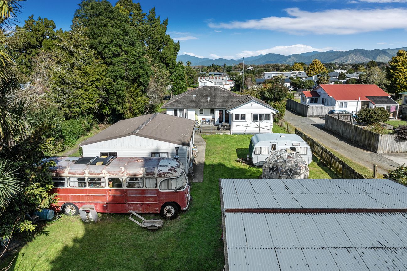 Main Road Opportunity- Large Residential Site - Więcej