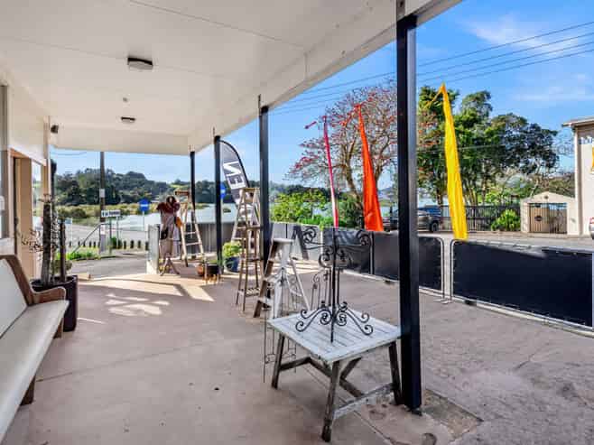 Versatile coastal investment - income & lifestyle