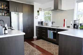 7 Jeep Rd, Raumati South