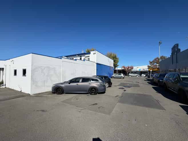 Large Space on Busy Heretaunga Street West