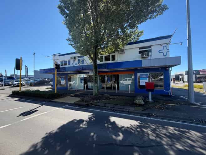 Large Space on Busy Heretaunga Street West
