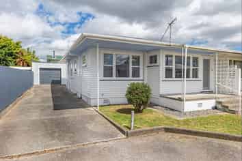 6 Ely Place, Levin
